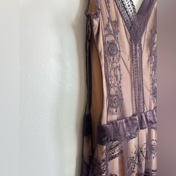 BCBGMaxAzria Black Nude Lace Midi Dress Size 0 Sheer V-Neck Cocktail Dress - Picture 5 of 7